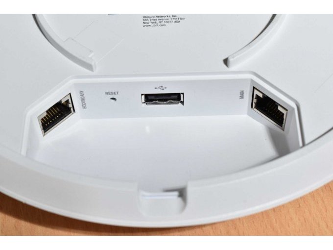 Ubiquiti UniFi AC PRO – WLAN Access Point
Ansicht der Anschlüsse