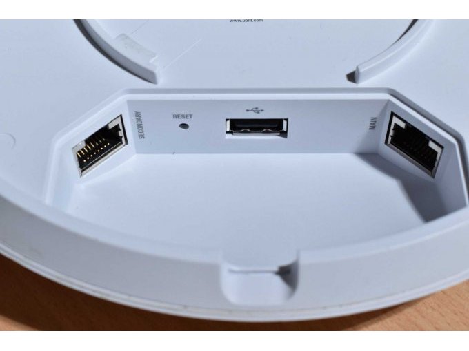 Ubiquiti UniFi AC PRO – WLAN Access Point
Ansicht der Anschlüsse
