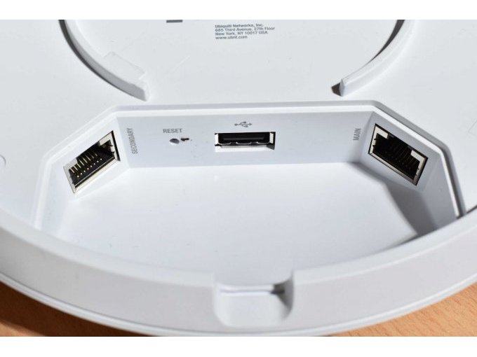 Ubiquiti UniFi AC PRO – WLAN Access Point
Ansicht der Anschlüsse