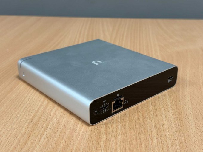 Ubiquiti UniFi CloudKey Gen2 Plus (UCK-G2-PLUS) Controller
Ansicht der Anschlüssen