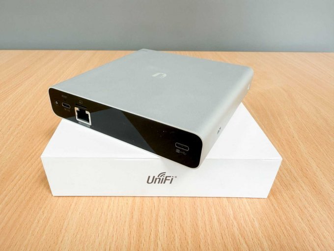 Ubiquiti UniFi CloudKey Gen2 Plus (UCK-G2-PLUS) Controller auf Originalkarton
Ansicht von hinten