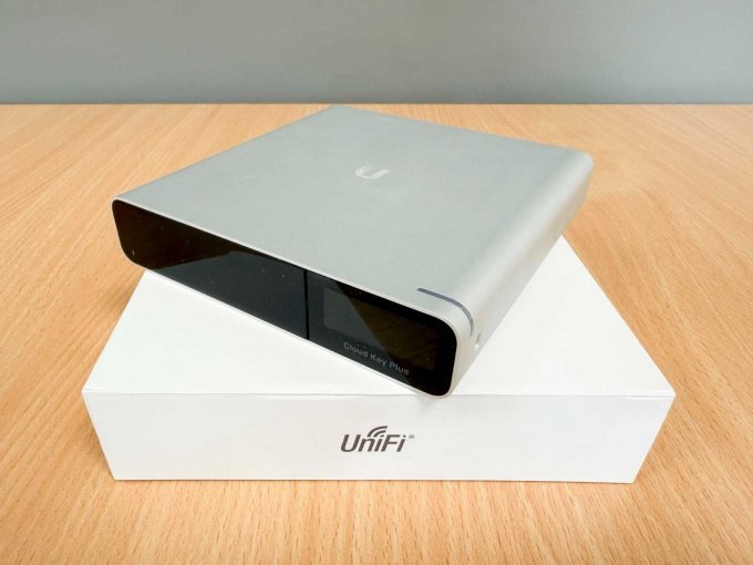Ubiquiti UniFi CloudKey Gen2 Plus (UCK-G2-PLUS) Controller
auf Originalkarton
Ansicht von vorne