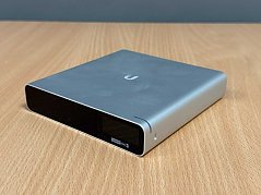 Ubiquiti UniFi CloudKey Gen2 Plus (UCK-G2-PLUS) Controller
Vorderansicht