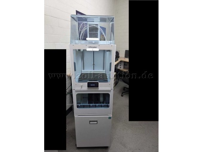 Gesamtansicht Ultimaker S5 mit Luftfilter, Materialstation und Maertz Cabinet Unterschrank
