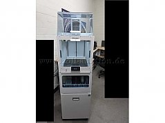 Gesamtansicht Ultimaker S5 mit Luftfilter, Materialstation und Maertz Cabinet Unterschrank