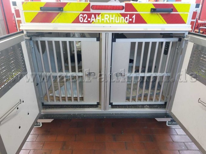 zwei Hundeboxen mit Trennwand