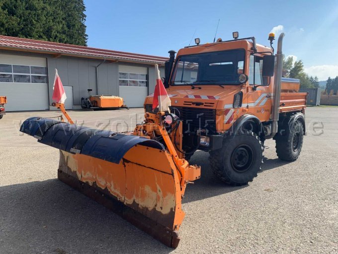 Unimog U1400K mit Pflug und Streuer