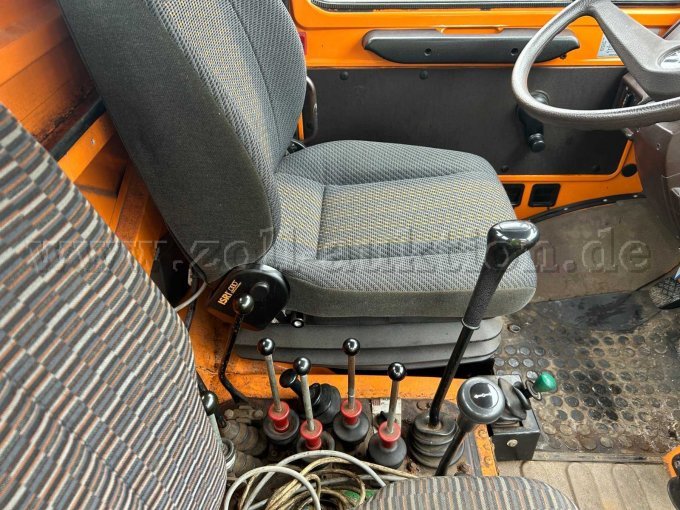 Fahrersitz mit Wahl und Schalthebel