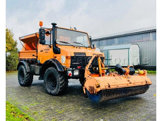 Gesamtansicht Unimog mit Streuer und Kehrbesen