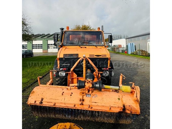 Frontansicht mit angebautem Kehrbesen Schmidt