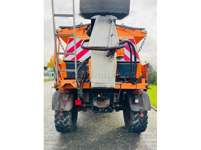 Rückansicht mit montiertem Streuer Schmidt Stratos