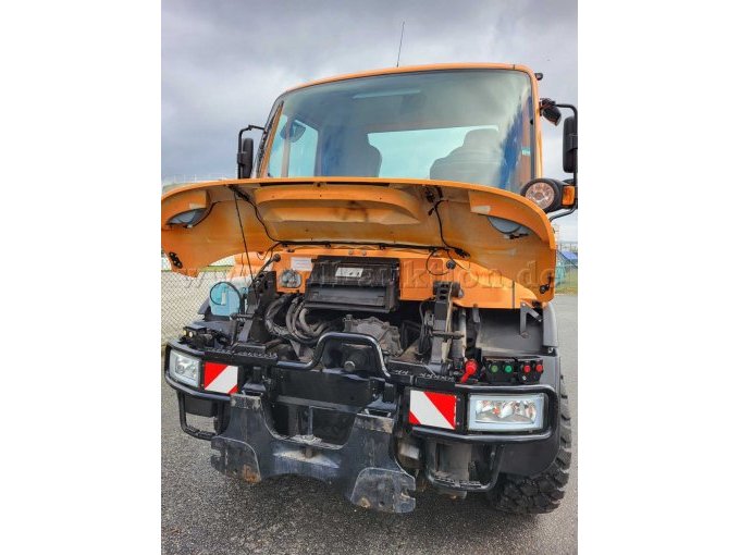 geöffnete Motorhaube