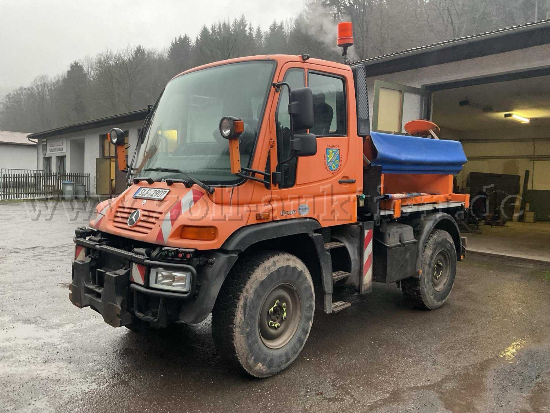 Unimog - Zugmaschine der Marke Mercedes Benz U290