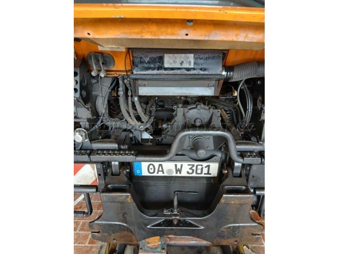Unimog U300 - Motorraum 01