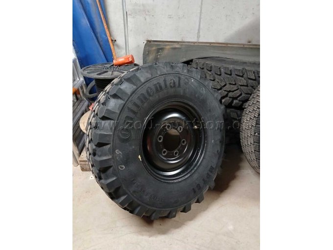 Unimog U300 - zusätzlicher Reifen auf Felge 01