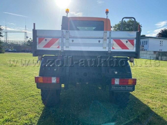 Unimog hinter