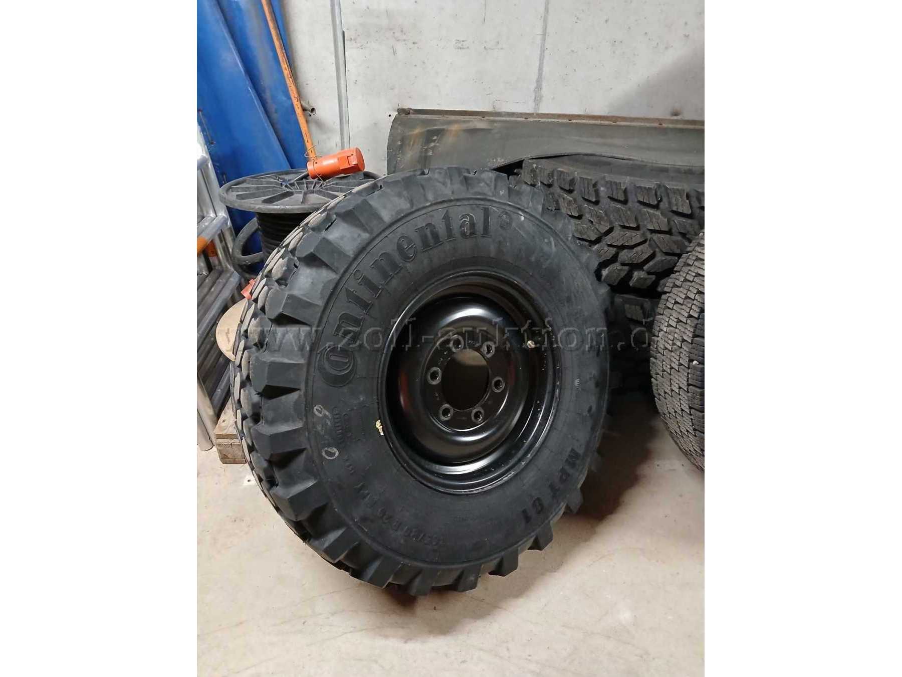 Unimog U300 - zusätzlicher Reifen auf Felge 01