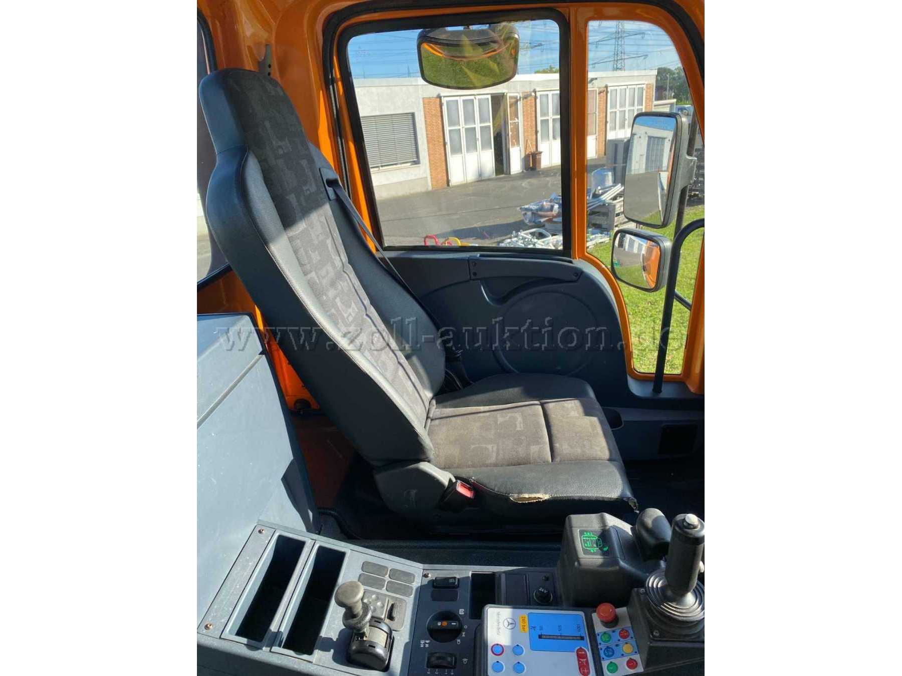 Unimog Fahrerhaus innen 2