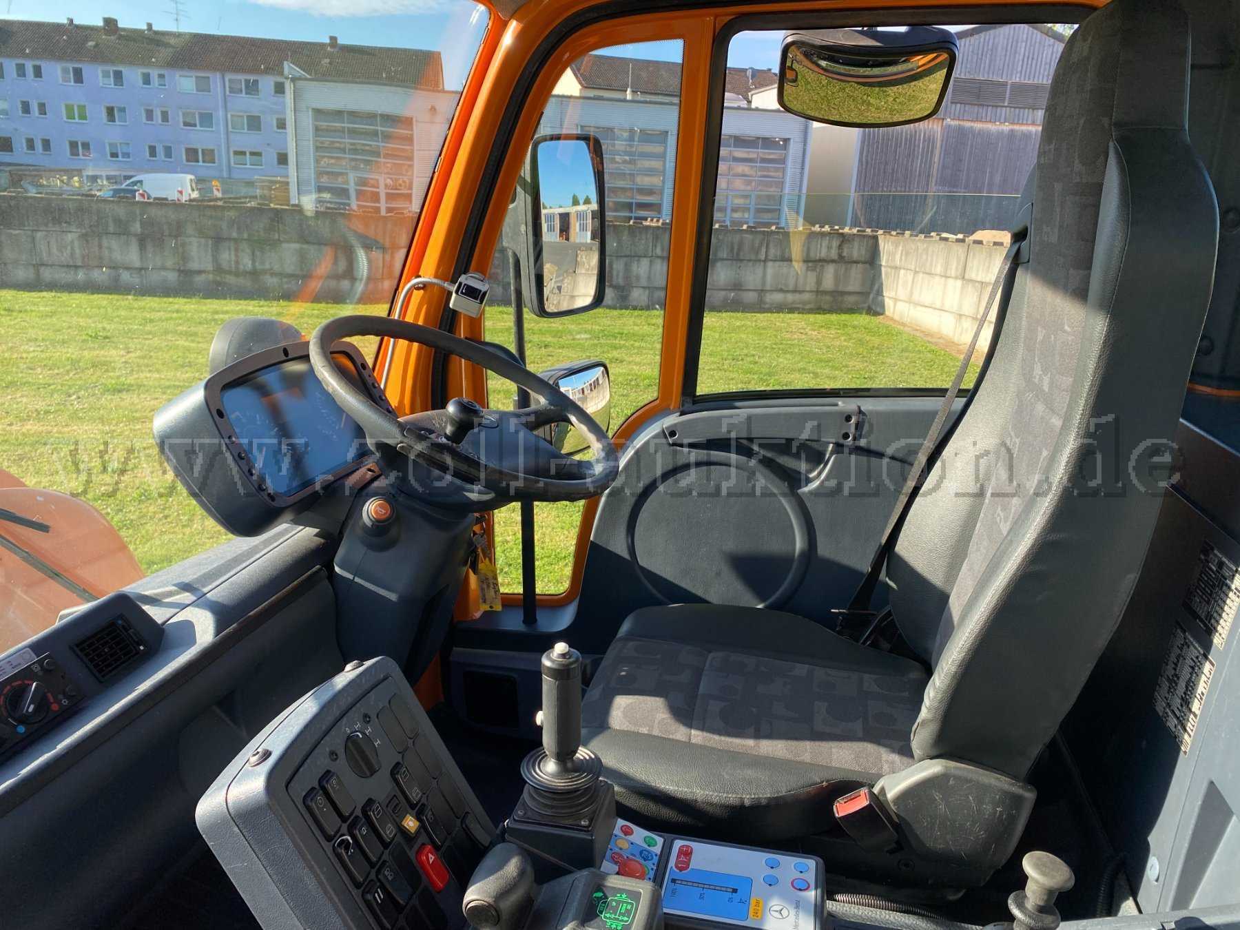 Unimog Fahrerhaus innen 1