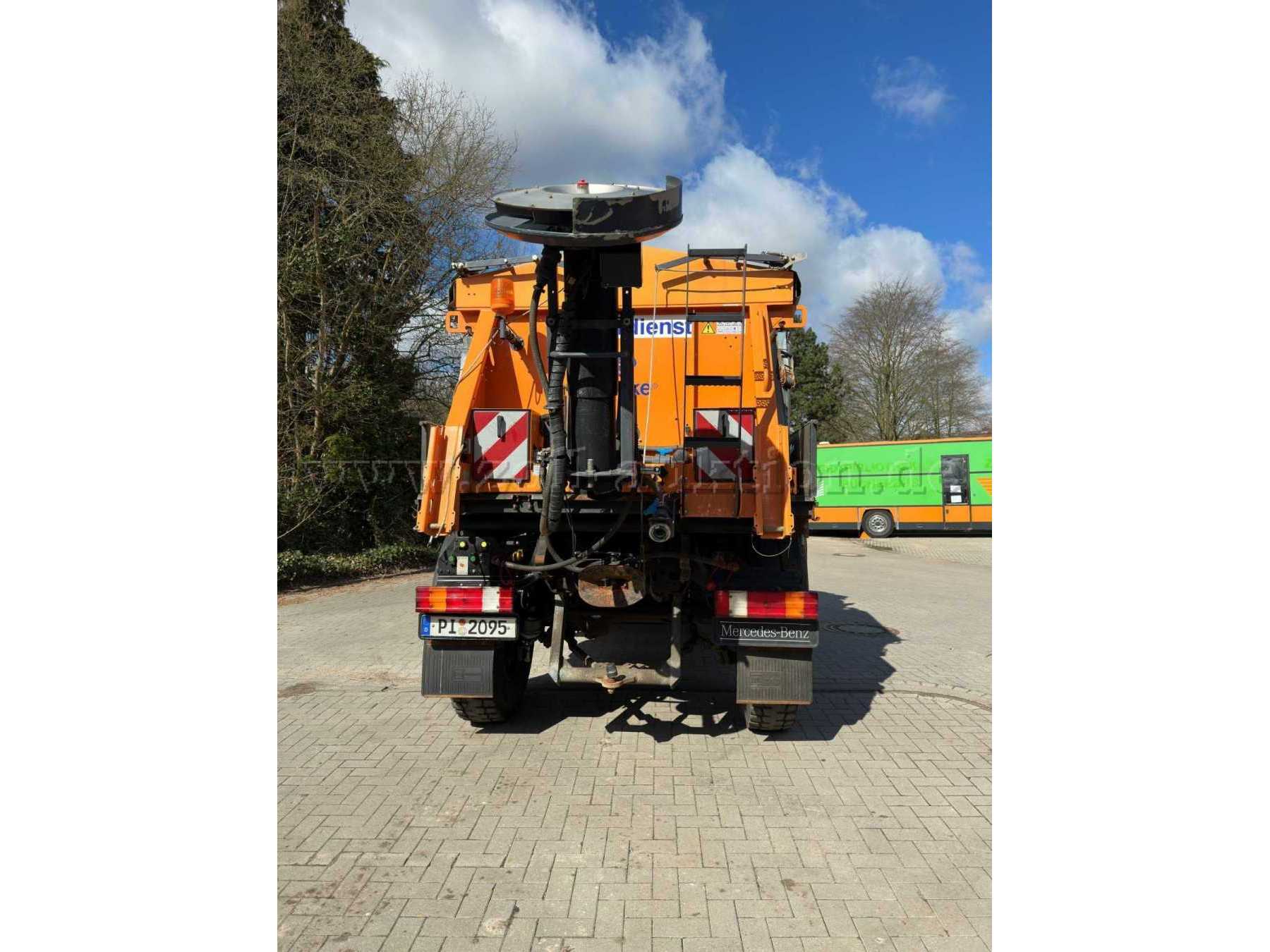 Unimog mit Streuer hinten