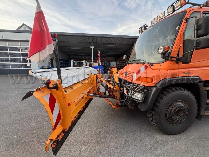 1 Unimog U400 405/12 mit Gmeiner Streuer und Epoke Federklappenschneepflug – foto 6 – kavel bij Zoll-Auktion, Hohenroth