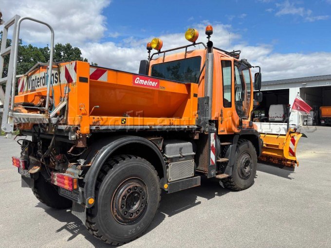 1 Unimog U400 405/12 mit Gmeiner Streuer und Epoke Federklappenschneepflug – foto 3 – kavel bij Zoll-Auktion, Hohenroth