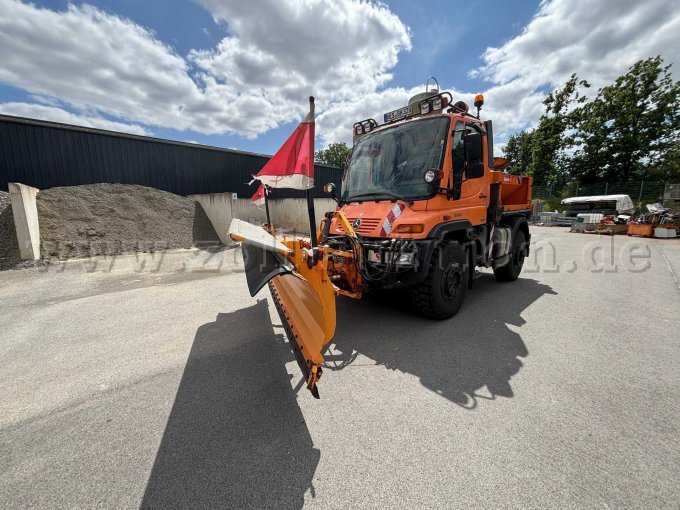 1 Unimog U400 405/12 mit Gmeiner Streuer und Epoke Federklappenschneepflug – foto 4 – kavel bij Zoll-Auktion, Hohenroth