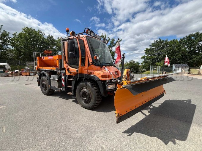 1 Unimog U400 405/12 mit Gmeiner Streuer und Epoke Federklappenschneepflug – foto 2 – kavel bij Zoll-Auktion, Hohenroth