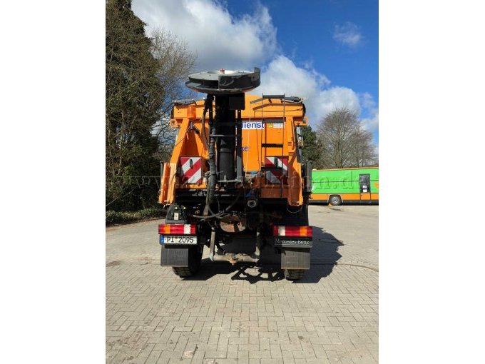 Unimog mit Streuer hinten
