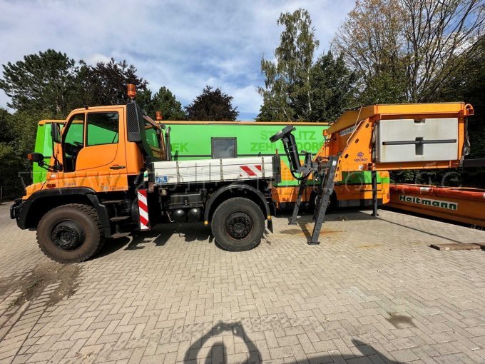 Unimog und Streuer