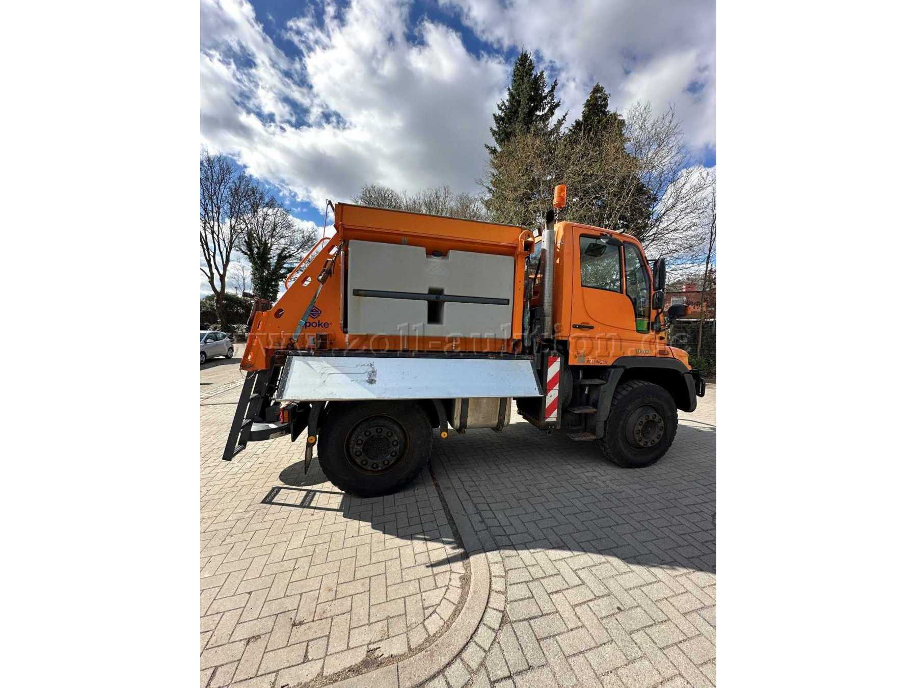 Unimog mit Streuer von der Seite