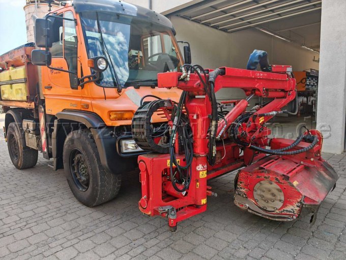 Ansicht vorne mit Anbaugerät