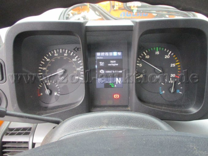 Unimog 530,
Amarturenbrett mit Betriebsstundenanzeige