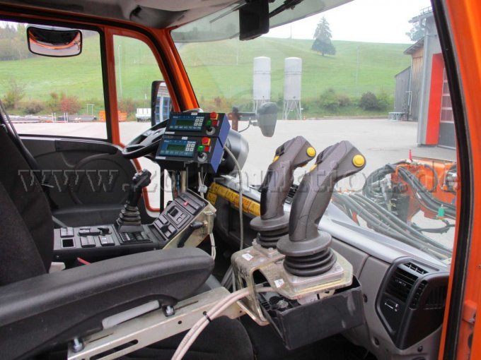 Unimog 530,
Führerhaus rechte Seite