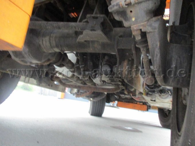 Unimog 530,
Fahrgestell von unten