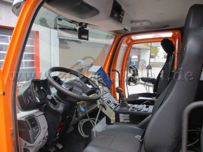 Unimog 530,
Führerhaus linke Seite