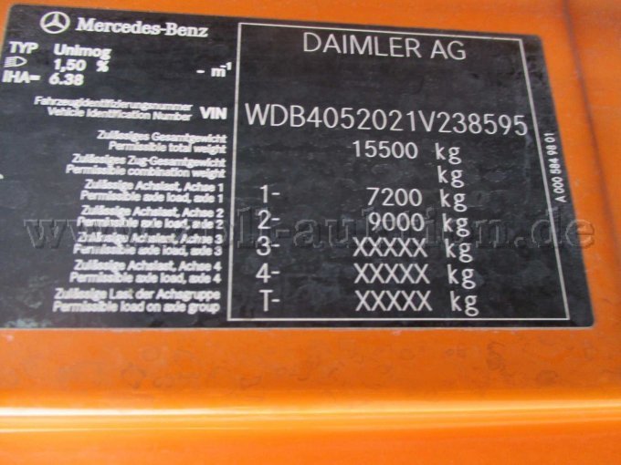 Unimog 530,
Typenschild