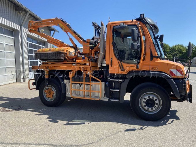 Unimog U 530 mit Mähgerätschaft, Ansicht rechte Seite vorne
