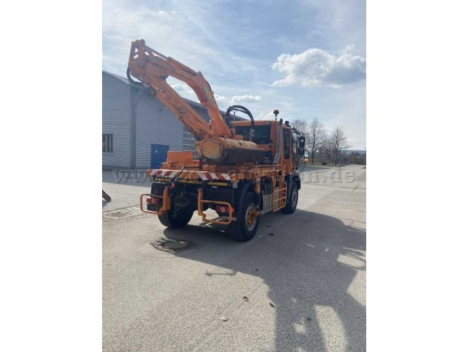 Unimog U 530 mit Mähgerätschaft, Ansicht von hinten rechts