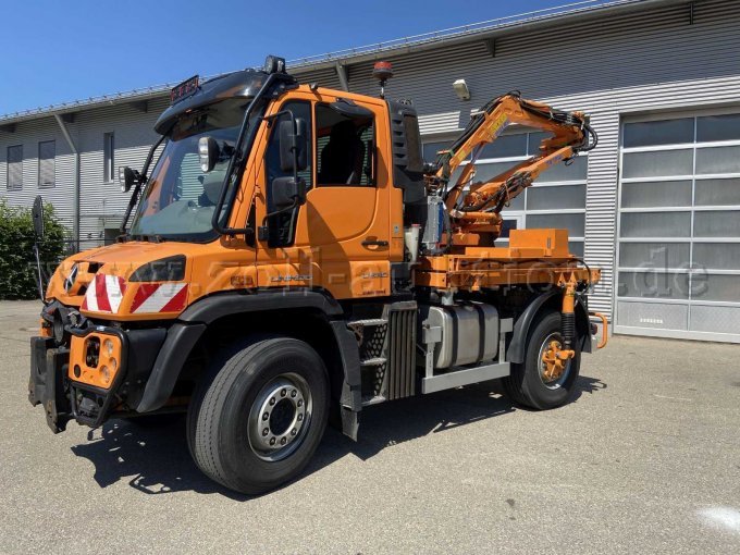 Unimog U 530 mit Mähgerätschaft, Ansicht linke Seite