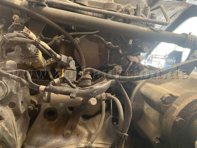 Unimog U 530, Motorraum