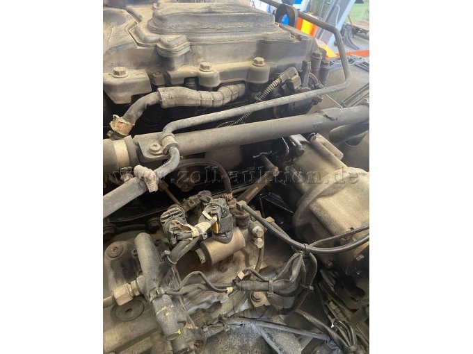 Unimog U 530, Motorraum