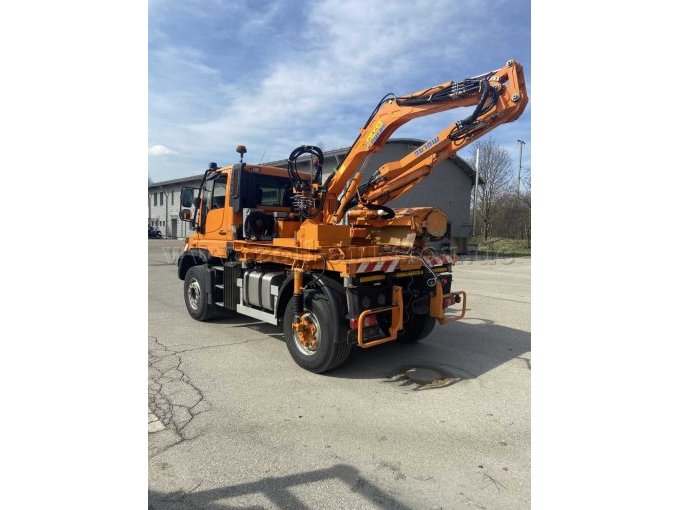 Unimog U 530 mit Mähgerätschaft,
Ansicht von hinten links