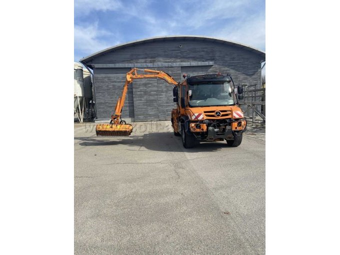 Unimog U 530 mit Mähgerätschaft von vorne