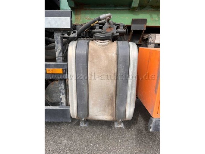 Hydrauliköltank eingedrückt und verschoben