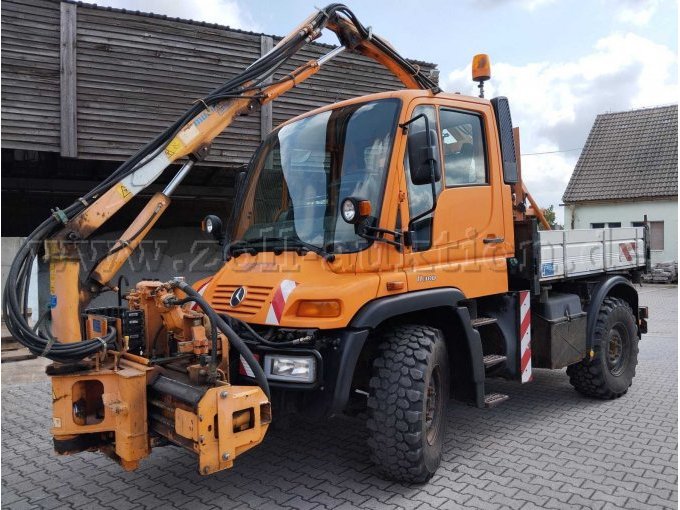Unimog U300 mit Mulag Frontauslegermähgerät FME 600