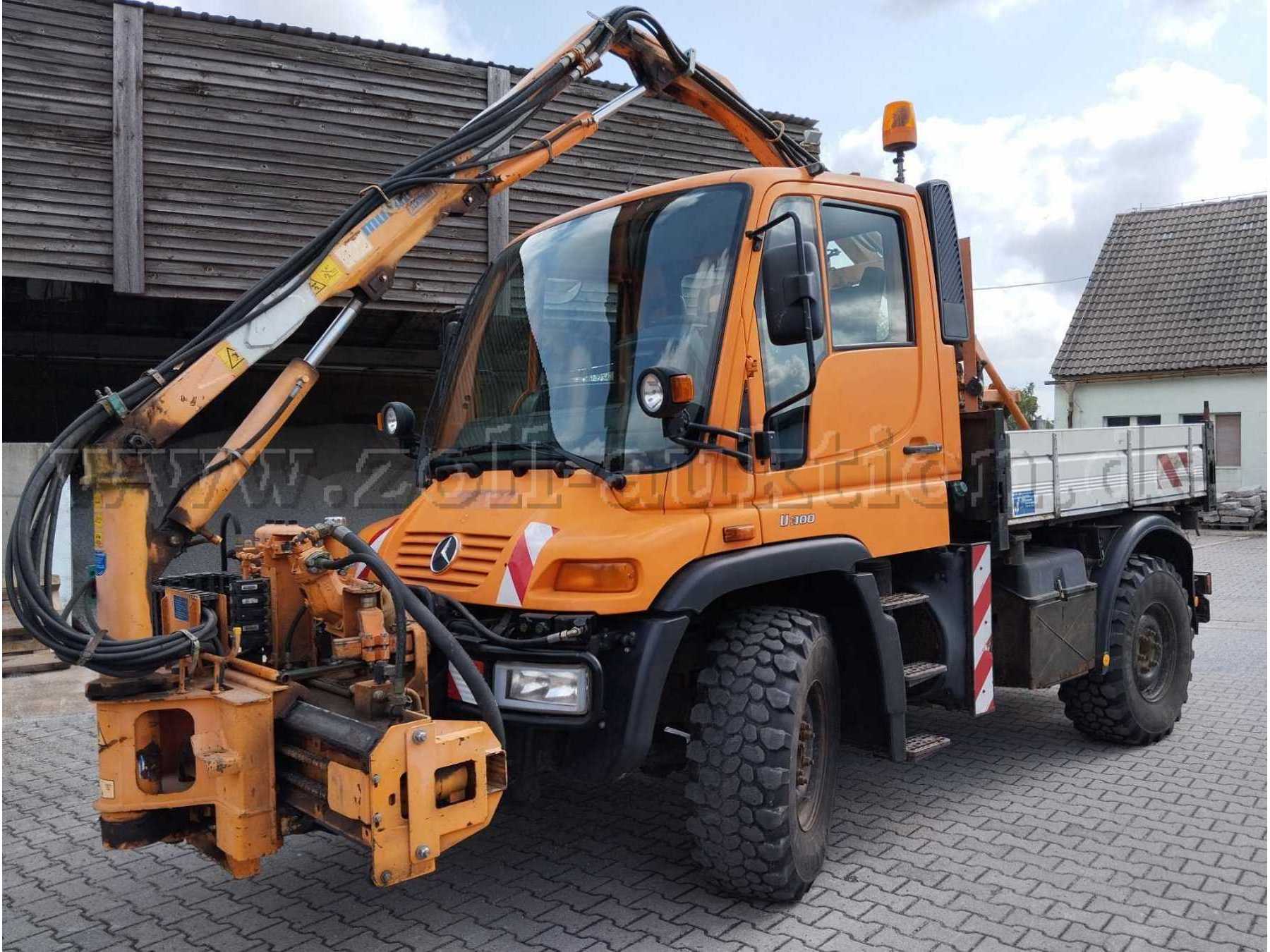 Unimog U300 mit Mulag Frontauslegermähgerät FME 600