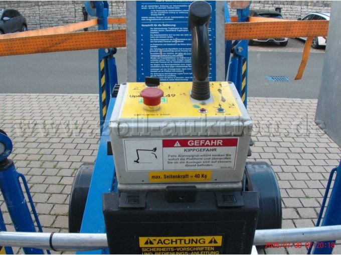 1 UpRight Anhänger Gelenk Teleskop Arbeitsbühne - defekt – foto 6 – kavel bij Zoll-Auktion, Nürnberg