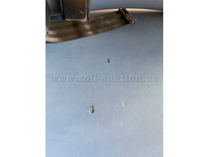 Zwei Risse in der Sitzfläche a 1 cm