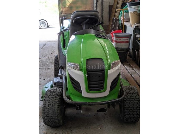 Rasentraktor von vorne